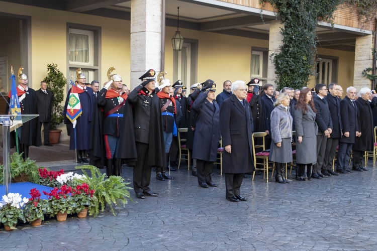 Il Presidente Sergio Mattarella passa in rassegna il reparto d'onore del Reggimento Corazzieri, schierato all'interno della Caserma "Magg. Alessandro Negri di Sanfront", in occasione della cerimonia di cambio del Comandante dei Corazzieri Gen.Alessandro Casarsa e Col.Luciano Magrini, rispettivamente uscente ed entrante.
