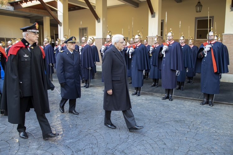 Il Presidente Sergio Mattarella passa in rassegna il reparto d'onore del Reggimento Corazzieri, schierato all'interno della Caserma "Magg. Alessandro Negri di Sanfront", in occasione della cerimonia di cambio del Comandante dei Corazzieri Gen.Alessandro Casarsa e Col.Luciano Magrini, rispettivamente uscente ed entrante
