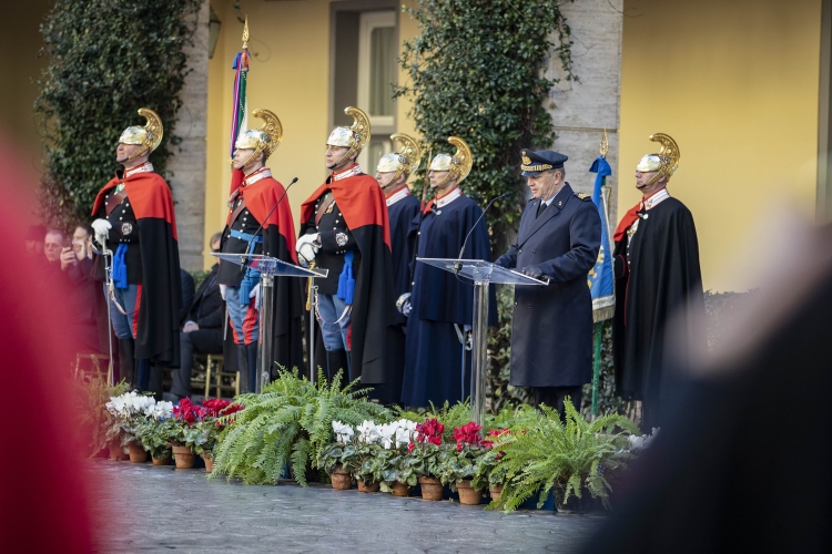 Il Presidente Sergio Mattarella nella Caserma "Magg. Alessandro Negri di Sanfront",durante la cerimonia di cambio del Comandante dei Corazzieri Gen.Alessandro Casarsa e Col.Luciano Magrini, rispettivamente uscente ed entrante.
