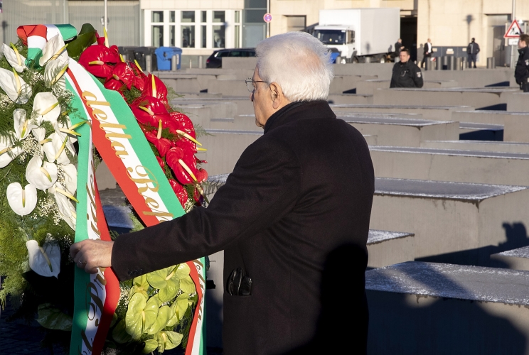  Il Presidente della Repubblica Sergio Mattarella  depone una corona di fiori al Memoriale per gli Ebrei assassinati d’Europa
