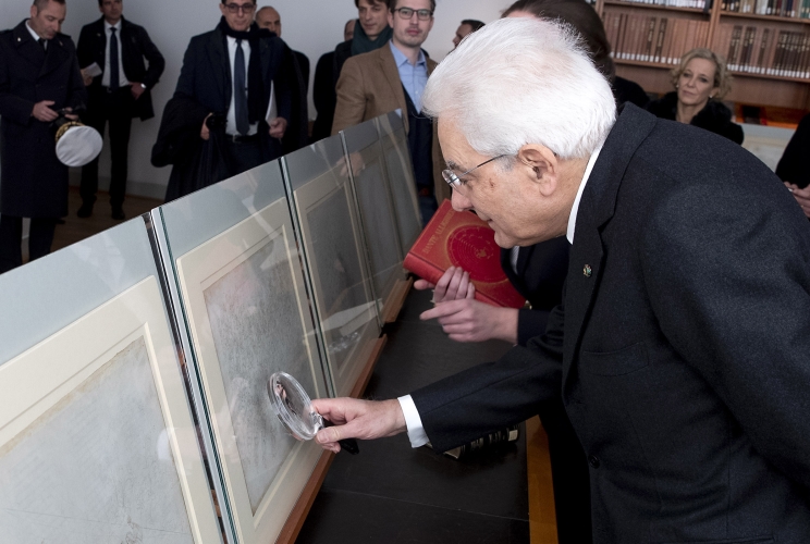  Il Presidente della Repubblica Sergio Mattarella  nel corso della visita della collezione dei disegni di Botticelli, conservati al Kulturforum