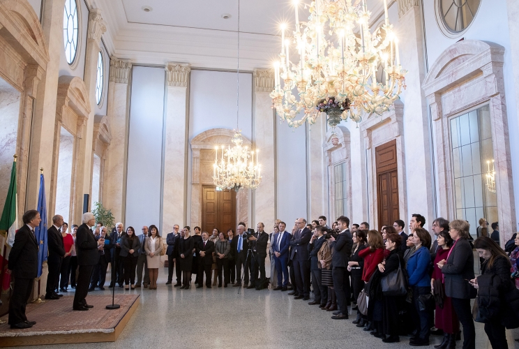- Il Presidente della Repubblica Sergio Mattarella saluta una rappresentanza della collettività italiana