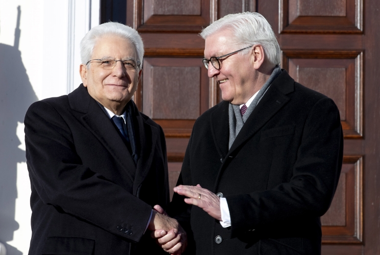  Il Presidente della Repubblica Sergio Mattarella accolto dal Presidente della Repubblica Federale di Germania Frank-Walker Steinmeier,  al suo arrivo al Castello di Bellevue