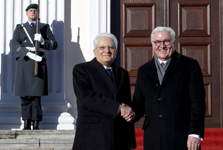  Il Presidente della Repubblica Sergio Mattarella accolto dal Presidente della Repubblica Federale di Germania Frank-Walker Steinmeier,  al suo arrivo al Castello di Bellevue