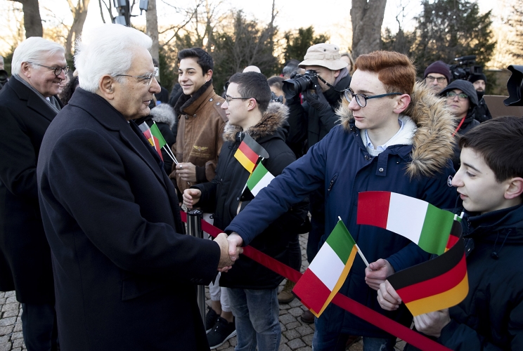Il Presidente della Repubblica Sergio Mattarella e il Presidente della Repubblica Federale di Germania Frank-Walker Steinmeier subito dopo gli onori militari salutano i ragazzi presenti