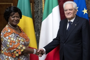 Il Presidente Sergio Mattarella con S.E. la Signora Jeanne Dambendzet, nuovo Ambasciatore della Repubblica del Congo, in occasione della presentazione delle Lettere Credenziali 