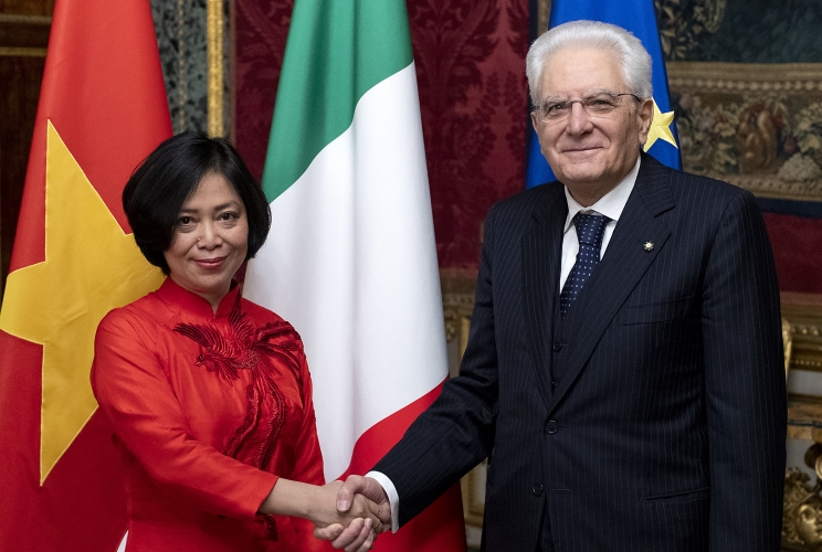 Il Presidente Sergio Mattarella con S.E. la Signora Thi Bich Hue Nguyen, nuovo Ambasciatore della Repubblica Socialista del Vietnam, in occasione della presentazione delle Lettere Credenziali 