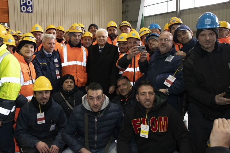 Il Presidente Sergio Mattarella a Genova nello stabilimentto ArcelorMittal saluta gli operai, in occasione della cerimonia commemorativa del 40° anniversario dell'uccisione di Guido Rossa
