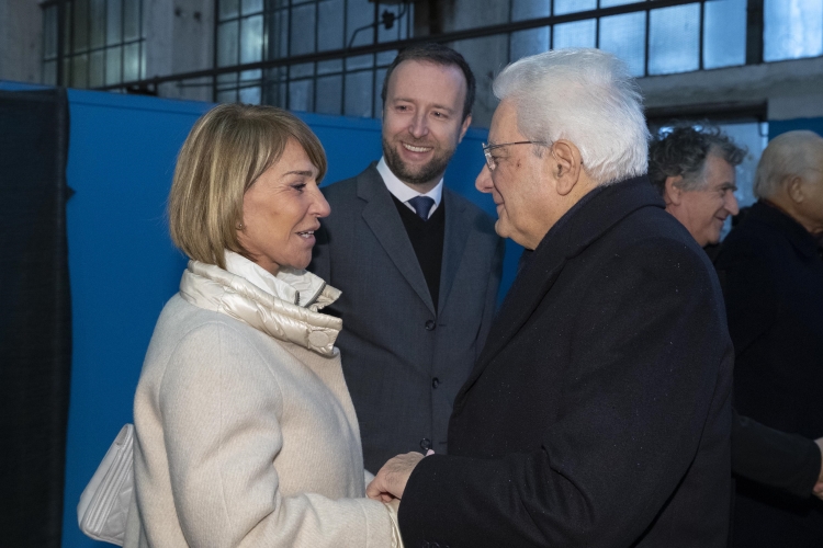 Il Presidente Sergio Mattarella saluta Sabina Rossa, figlia di Guido Rossa e Matthieu Jehl, Vice Presidente e Amministratore Delegato di ArcelorMittal, in occasione della cerimonia commemorativa del 40° anniversario dell'uccisione di Guido Rossa 