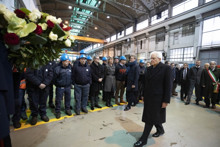 Il Presidente Sergio Mattarella a Genova nello stabilimentto ArcelorMittal depone una corona di fiori sulla lapide che ricorda l'assasinio del sindacalista Guido Rossa