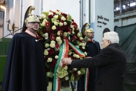 Il Presidente Sergio Mattarella a Genova nello stabilimentto ArcelorMittal depone una corona di fiori sulla lapide che ricorda l'assasinio del sindacalista Guido Rossa