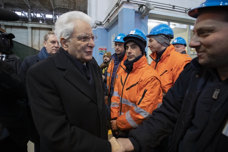 Il Presidente Sergio Mattarella a Genova nello stabilimentto ArcelorMittal saluta gli operai, in occasione della cerimonia commemorativa del 40° anniversario dell'uccisione di Guido Rossa.
