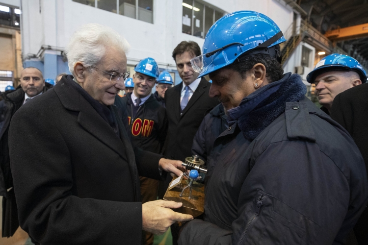 Il Presidente Sergio Mattarella a Genova nello stabilimentto ArcelorMittal saluta gli operai,in occasione della cerimonia commemorativa del 40° anniversario dell'uccisione di Guido Rossa.
