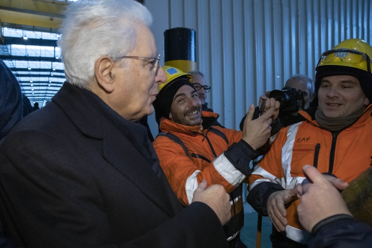 Il Presidente Sergio Mattarella a Genova nello stabilimento ArcelorMittal saluta gli operai, in occasione della cerimonia commemorativa del 40° anniversario dell'uccisione di Guido Rossa.
