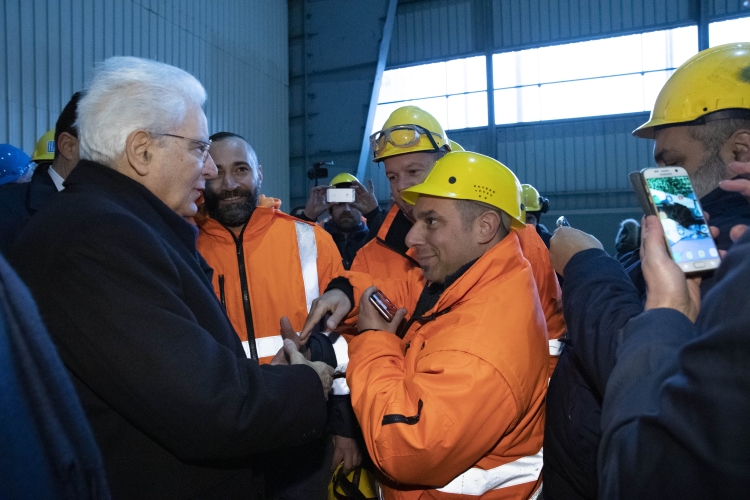 Il Presidente Sergio Mattarella a Genova nello stabilimento ArcelorMittal saluta gli operai, in occasione della cerimonia commemorativa del 40° anniversario dell'uccisione di Guido Rossa.
