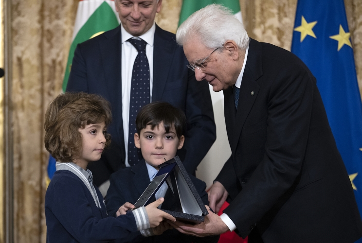 Il Presidente Sergio Mattarella con alcuni ragazzi vincitori del concorso nazionale promosso dal Ministero dell’Istruzione, dell’Università e della Ricerca dal titolo: “I giovani ricordano la Shoah” 