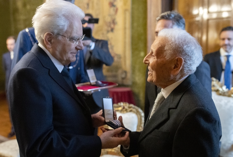 Il Presidente Sergio Mattarella, in occasione della celebrazione del “Giorno della Memoria”, consegna la medaglia d'onore a Peppino Gagliardi, deportato ed internato nei lager nazisti