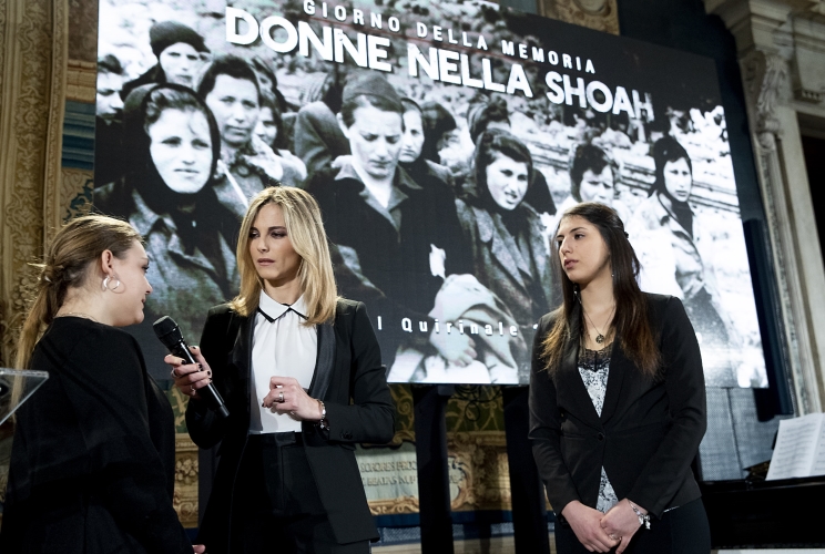 Alcune ragazze del concorso "I giovani ricordano la shoa" nel corso della celebrazione del "Giorno della Memoria"