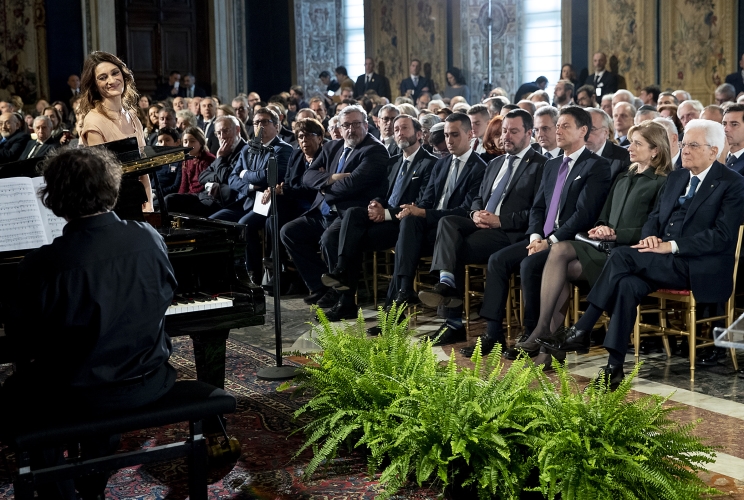 La cantante Cristina Zavalloni, accompagnata al piano dal M° Francesco Lotoro, nel corso della celebrazione del "Giorno della Memoria"