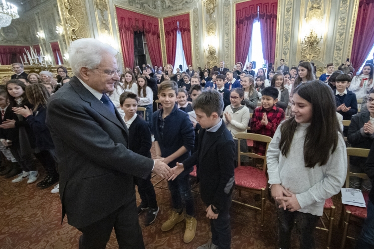 Il Presidente Sergio Mattarella in occasione dell'incontro con alcune scolaresche delle Scuole Primarie. 