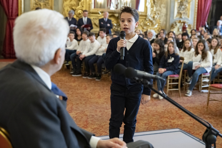 Il Presidente Sergio Mattarella in occasione dell'incontro con alcune scolaresche delle Scuole Primarie. 
