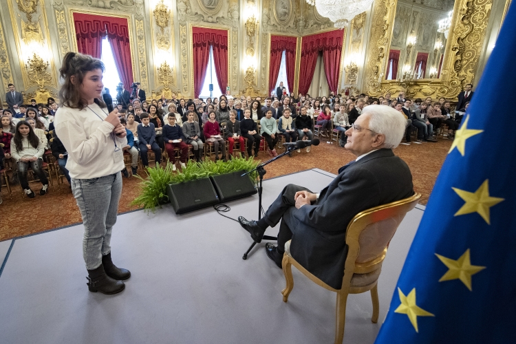 Il Presidente Sergio Mattarella in occasione dell'incontro con alcune scolaresche delle Scuole Primarie. 
