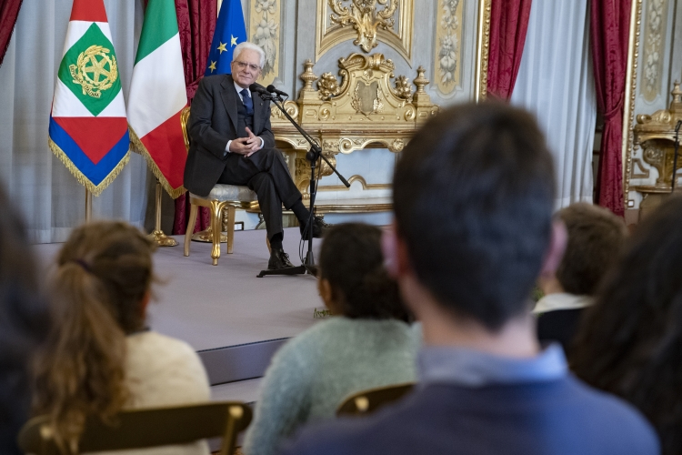 Il Presidente Sergio Mattarella in occasione dell'incontro con alcune scolaresche delle Scuole Primarie. 
