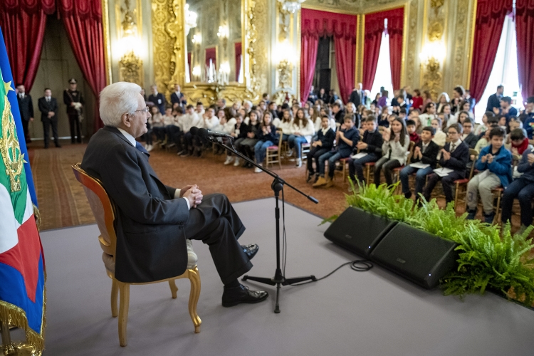 Il Presidente Sergio Mattarella in occasione dell'incontro con alcune scolaresche delle Scuole Primarie. 
