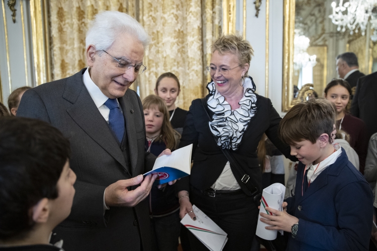 Il Presidente Sergio Mattarella in occasione dell'incontro con alcune scolaresche delle Scuole Primarie. 
