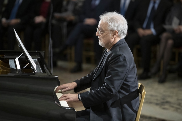 Il maestro Riccardo Joshua Moretti al pianoforte in occasione del concerto per il centesimo anniversario della nascita di Tullia Zevi 