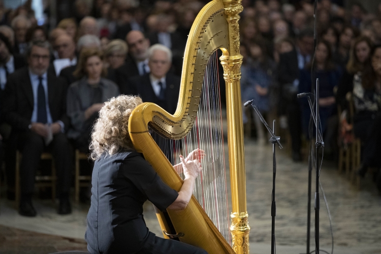 Elena Zaniboni all’arpa in occasione del concerto per il centesimo anniversario della nascita di Tullia Zevi 