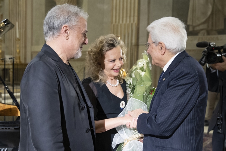 Il Presidente Sergio Mattarella saluta l'arpista Elena Zaniboni al termine del concerto in occasione del centenario della nascita di Tullia Zevi.
