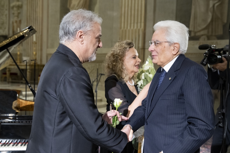 Il Presidente Sergio Mattarella saluta il maestro Riccardo Joshua Moretti al termine del concerto in occasione del centenario della nascita di Tullia Zevi.
