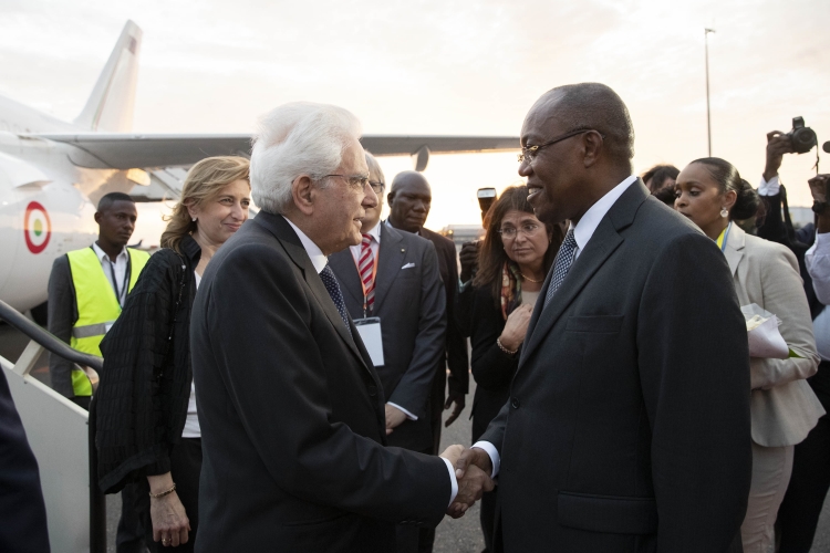 Il Presidente della Repubblica Sergio Mattarella accolto a Luanda dal Ministro  delle Relazioni Esterne della Repubblica dell'Angola Manuel Domingos Augusto,in occasione della visita di Stato nella Repubblica d’Angola