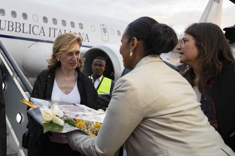 La signora Laura,all’Aeroporto 4 de Fevereiro di Luanda,in occasione della visita di Stato nella Repubblica dell'Angola.
