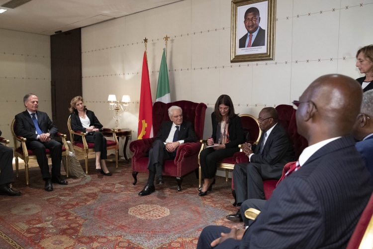 Il Presidente della Repubblica Sergio Mattarella e il Ministro degli Affari Esteri e della Cooperazione Internazionale Enzo Moavero Milanesi, all’Aeroporto 4 de Fevereiro di Luanda,con il Ministro delle Relazioni Esterne della Repubblica dell'Angola Manuel Domingos Augusto 