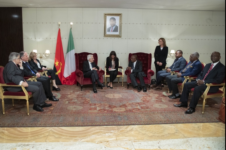Il Presidente della Repubblica Sergio Mattarella e il Ministro degli Affari Esteri e della Cooperazione Internazionale Enzo Moavero Milanesi, all’Aeroporto 4 de Fevereiro di Luanda,con il Ministro delle Relazioni Esterne della Repubblica dell'Angola Manuel Domingos Augusto,in occasione della visita di Stato nella Repubblica dell'Angola.
