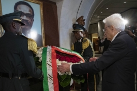 Il Presidente della Repubblica Sergio Mattarella depone una corona al Memoriale di Agostinho Neto 