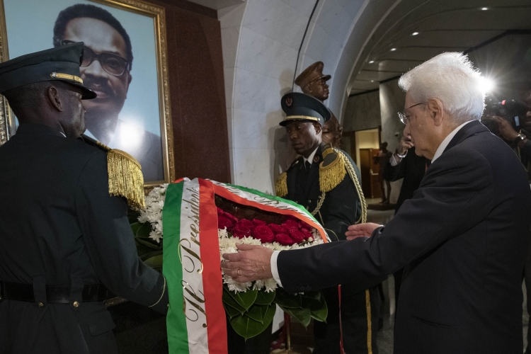 Il Presidente della Repubblica Sergio Mattarella depone una corona al Memoriale di Agostinho Neto 