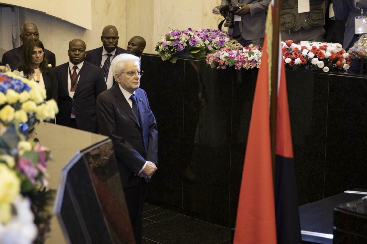 Il Presidente della Repubblica Sergio Mattarella depone una corona al Memoriale di Agostinho Neto 