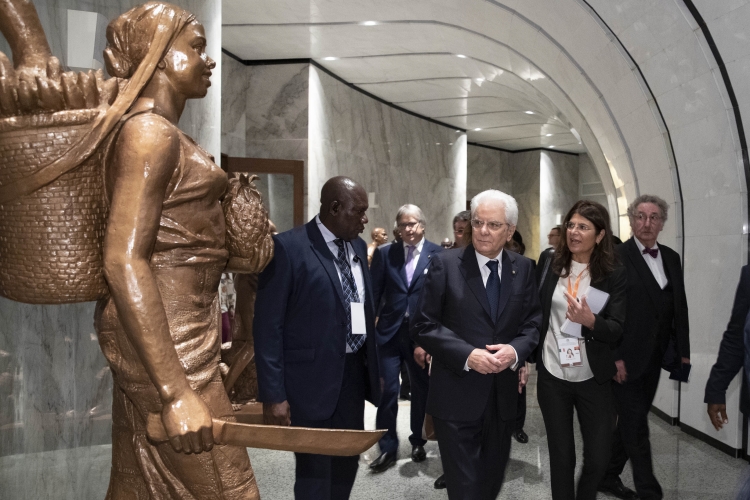 Il Presidente della Repubblica Sergio Mattarella nel corso della visita al Memoriale di Agostinho Neto 
