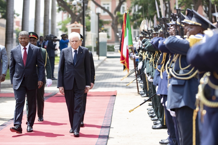 Il Presidente della Repubblica Sergio Mattarella a Palazzo Presidenziale con il Presidente della Repubblica dell'Angola, João Lourenço durante gli onori militari