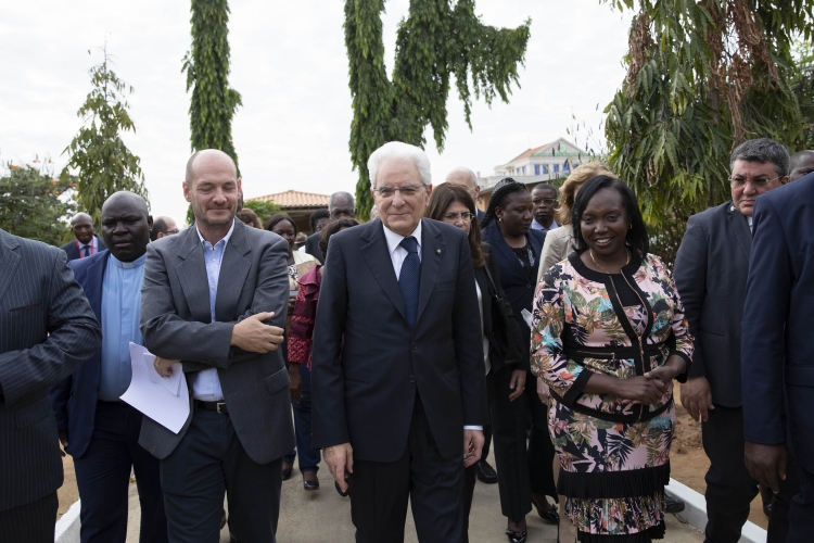 Il Presidente della Repubblica Sergio Mattarella con il Ministro della Salute della Repubblica dell'Angola e con Fernando Tchilunda, Direttore dell'Ospedale Divina Provvidenza di Luanda
