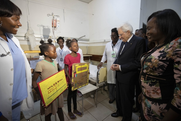 Il Presidente della Repubblica Sergio Mattarella in occasione della visita all'Ospedale Divina Provvidenza
