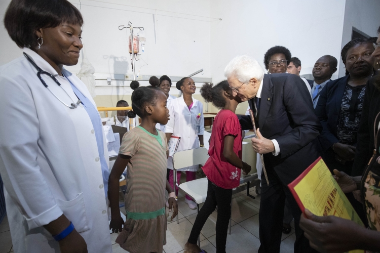 Il Presidente della Repubblica Sergio Mattarella in occasione della visita all'Ospedale Divina Provvidenza