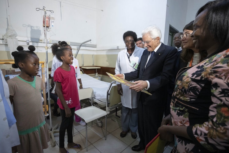 Il Presidente della Repubblica Sergio Mattarella in occasione della visita all'Ospedale Divina Provvidenza