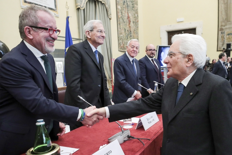 Il Presidente Sergio Mattarella saluta i relatori alla cerimonia commemorativa di Giuseppe Tatarella, Roberto Maroni, Luciano Violante e Gianni Letta