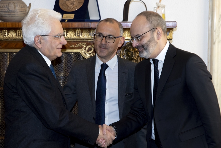Il Presidente Sergio Mattarella saluta Francesco Minisci, Presidente dell'Associazione Nazionale Magistrati, in occasione del 110° anniversario di fondazione dell'Associazione
