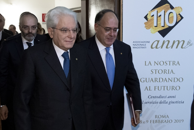 Il Presidente Sergio Mattarella accompagnato da Eugenio Gaudio, Rettore della Sapienza Università di Roma e Francesco Minisci, Presidente dell'Associazione Nazionale Magistrati, al termine della cerimonia per il 110° anniversario di fondazione dell'Associazione Nazionale Magistrati