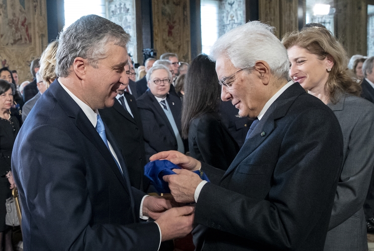 Il Presidente Sergio Mattarella riceve dal Presidente di Federesuli il foulard con il simbolo della città di Zara, in occasione della celebrazione del "Giorno del Ricordo"